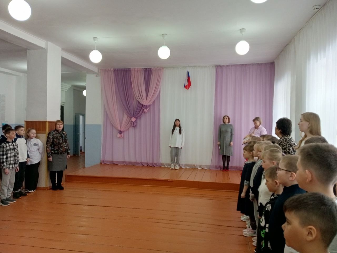 Торжественная линейка, церемония поднятия флага и исполнения гимна Российской Федерации. Тема Разговоров о важном - «Мо малая Родина»..