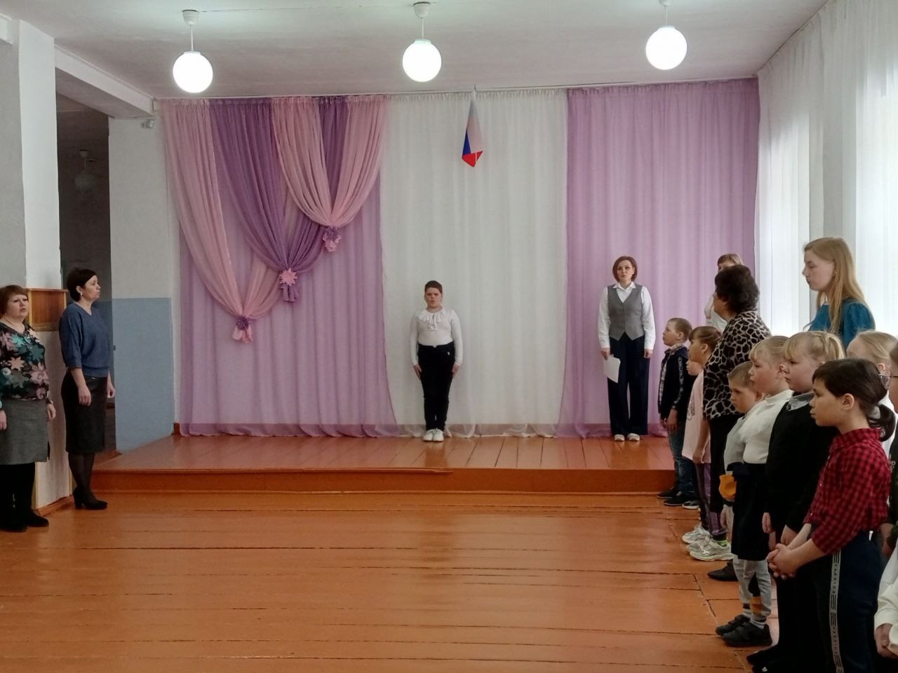 Торжественная линейка, церемония поднятия флага и исполнения гимна Российской Федерации..