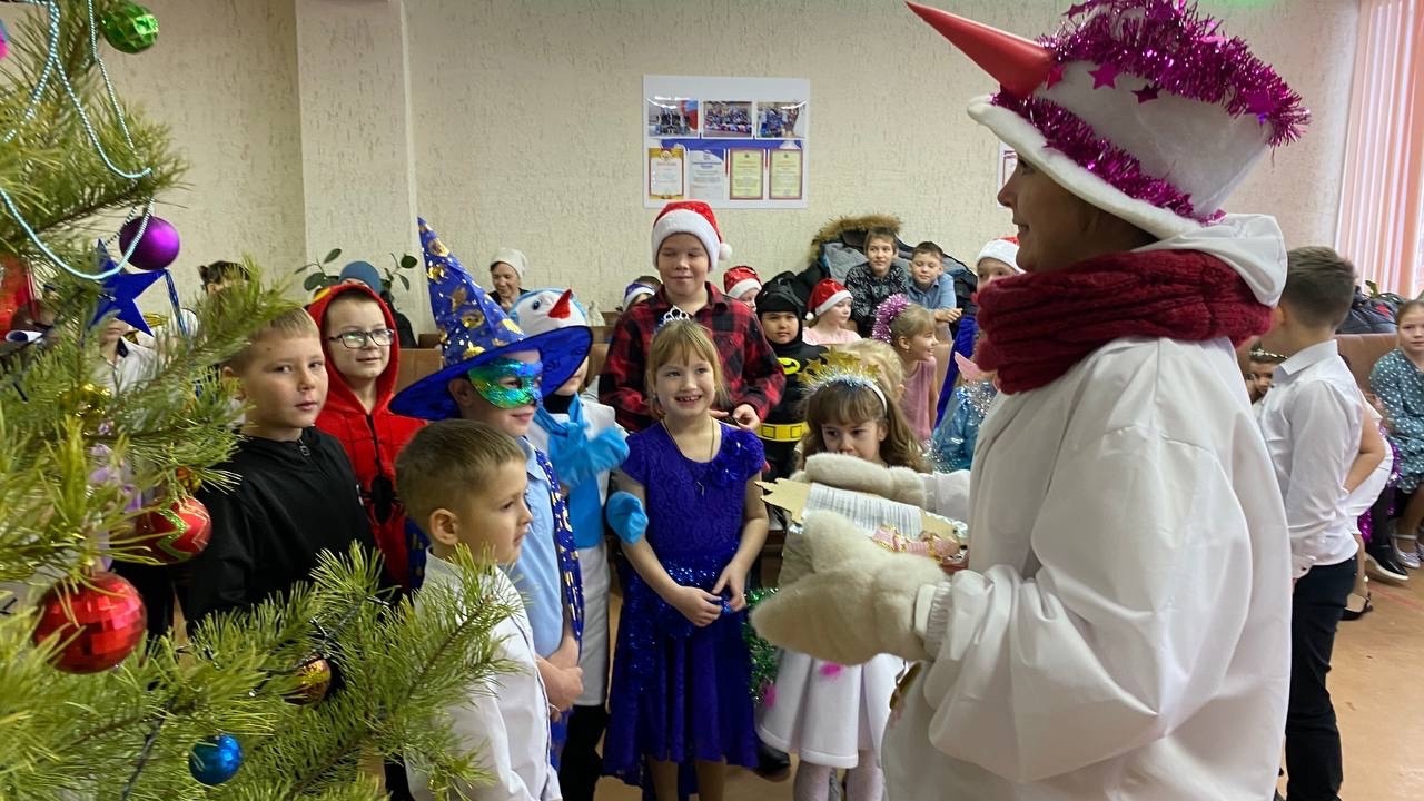 Новогодний утренник для учащихся начального звена..